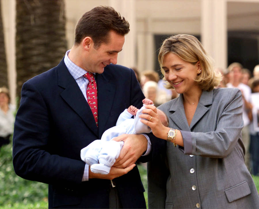 Iñaki Urdangarín y la Infanta Cristina presentan en sociedad a su primer hijo, Juan Urdangarín de Borbón (1999).