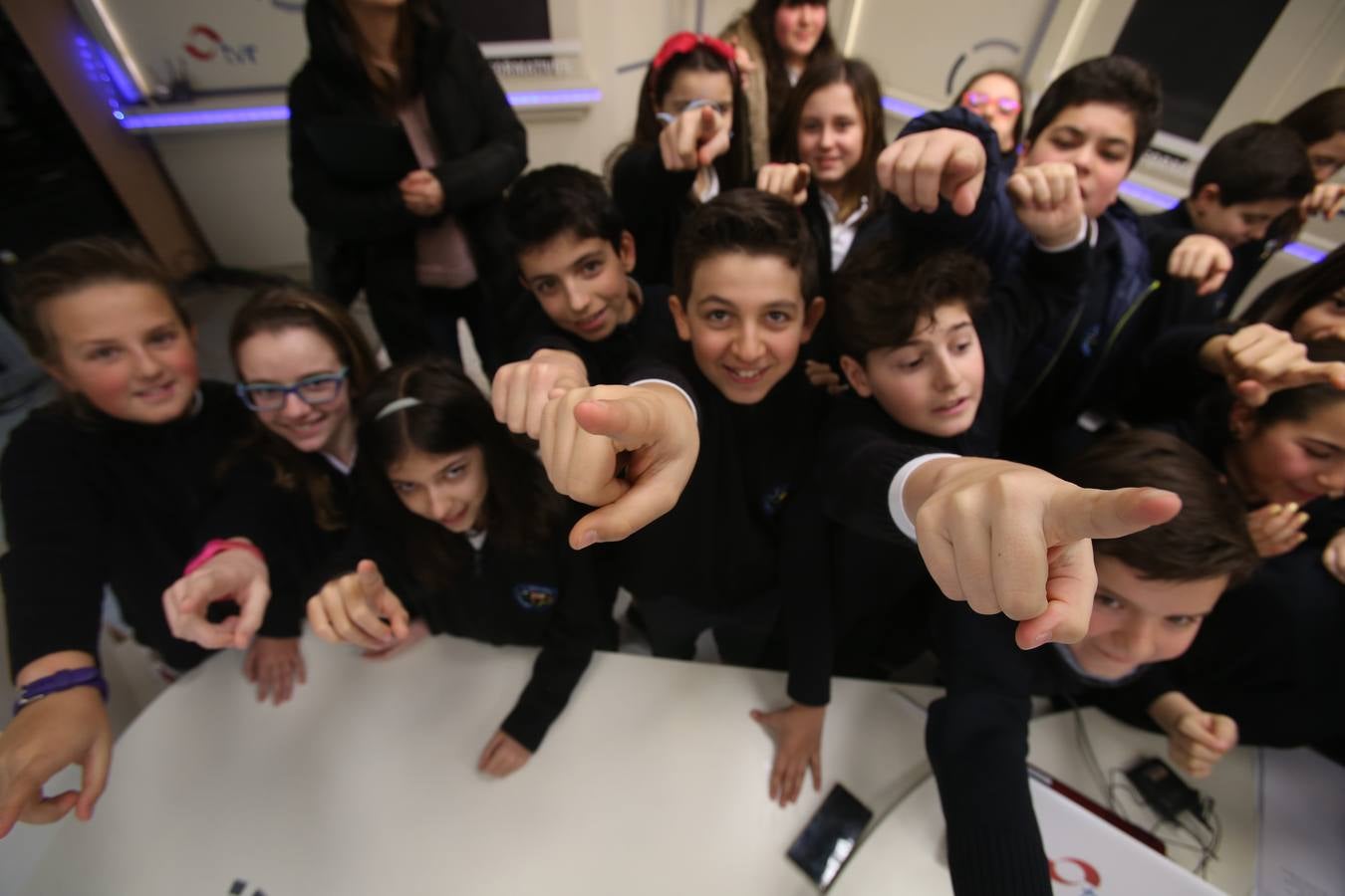 Los de alumnos de 6ºC del colegio Nuestra Señora del Buen Consejo, Agustinas, visitan la mulmedia de Diario LA RIOJA