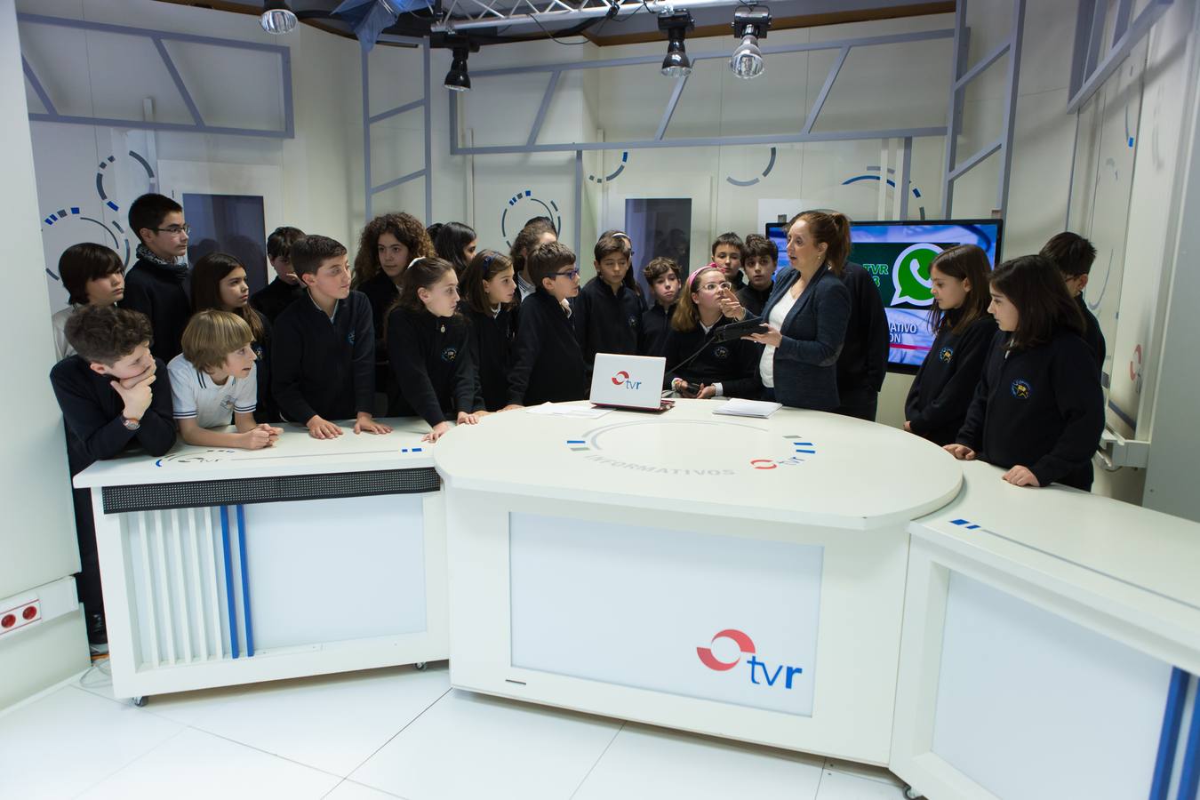 Los alumnos de 6 º A del colegio Nuestra Señora del Buen Consejo, Agustinas, visitan la multimedia de Diario LA RIOJA