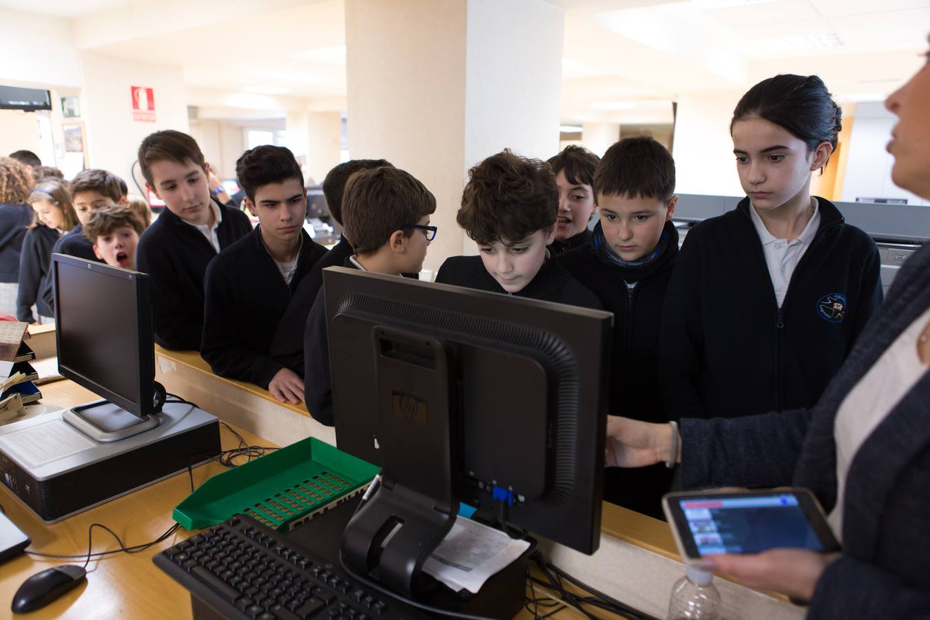 Los alumnos de 6 º A del colegio Nuestra Señora del Buen Consejo, Agustinas, visitan la multimedia de Diario LA RIOJA