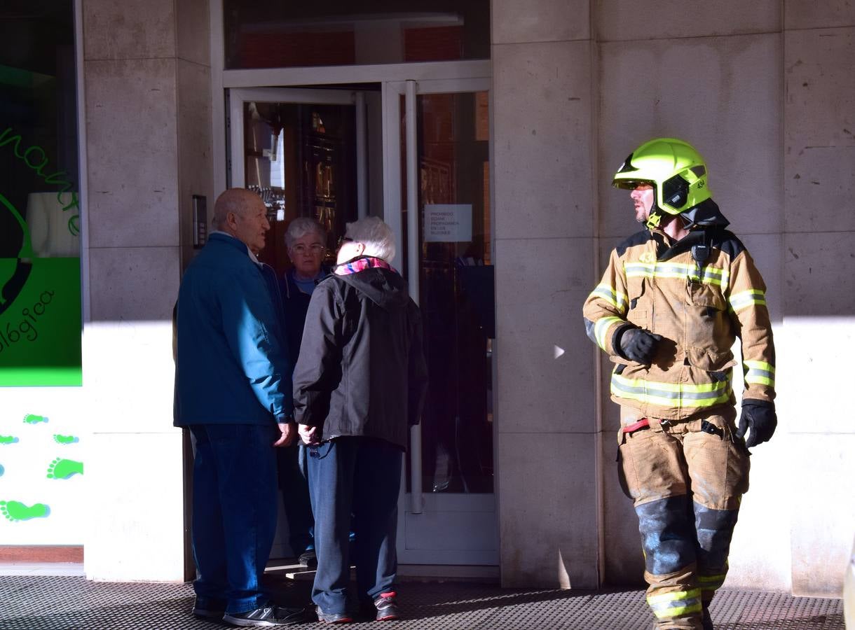 La actuación de los bomberos en la fuga de una caldera en la calle Club Deportivo