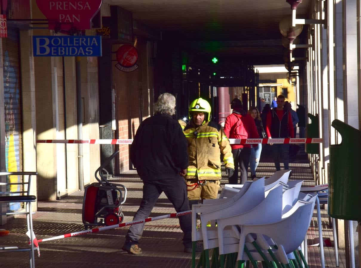 La actuación de los bomberos en la fuga de una caldera en la calle Club Deportivo