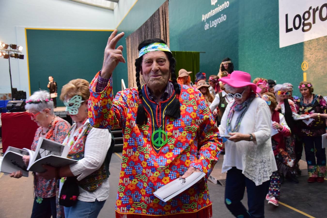 La Fiesta de Carnaval de las Personas Mayores llena el polideportivo de Las Gaunas