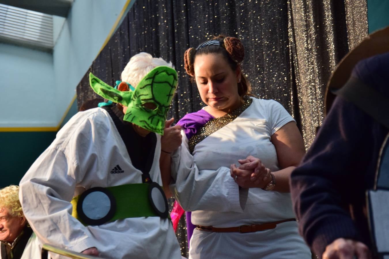 La Fiesta de Carnaval de las Personas Mayores llena el polideportivo de Las Gaunas