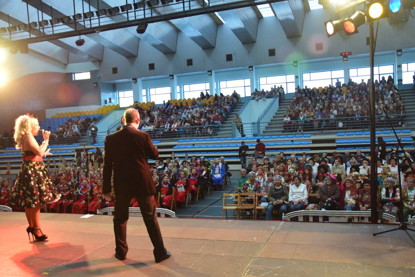 La Fiesta de Carnaval de las Personas Mayores llena el polideportivo de Las Gaunas