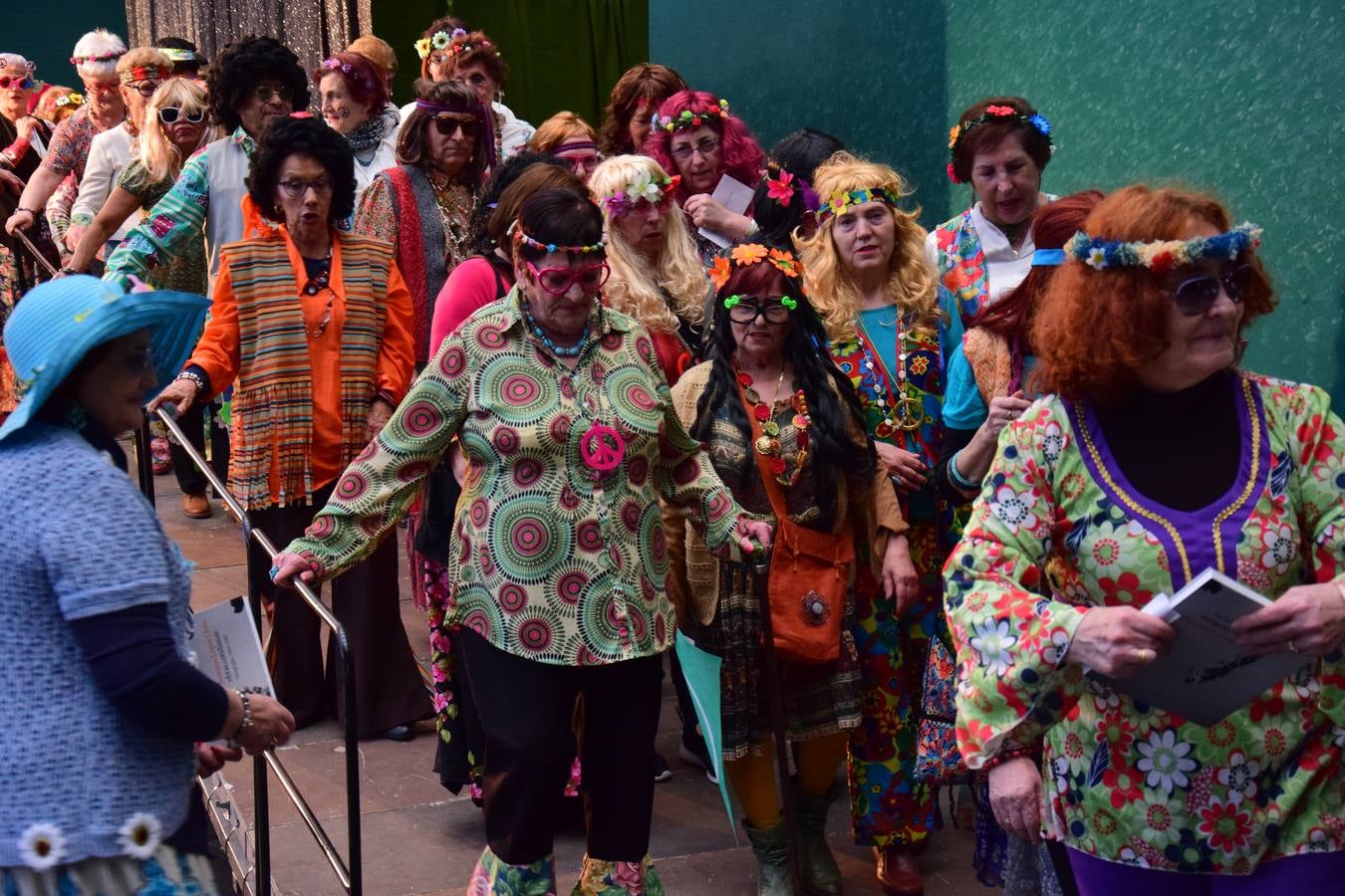 La Fiesta de Carnaval de las Personas Mayores llena el polideportivo de Las Gaunas