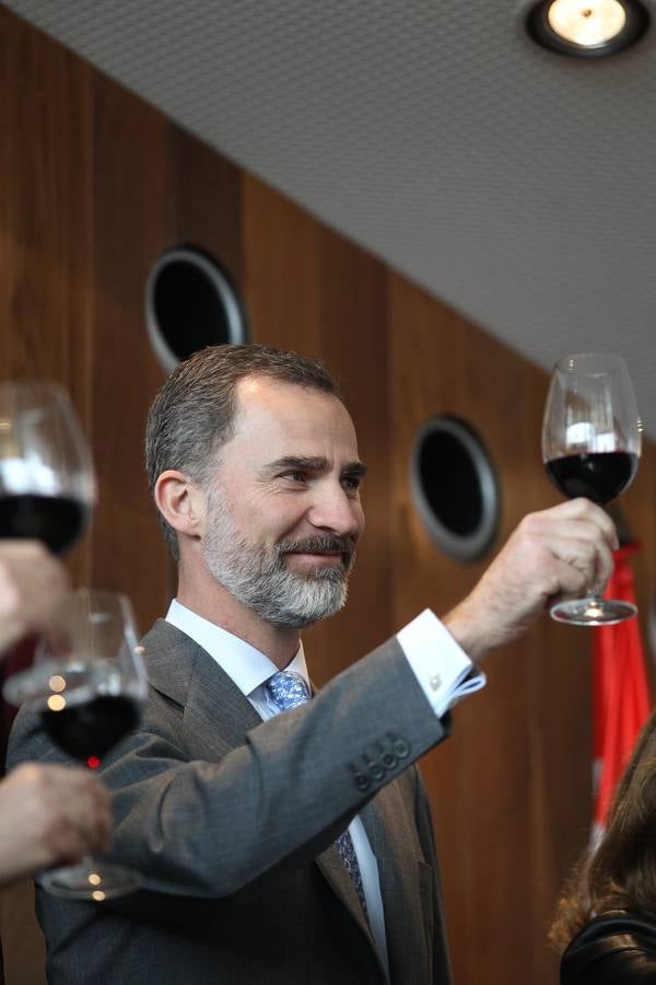 Felipe VI brinda con Rioja por la investigación y la enología