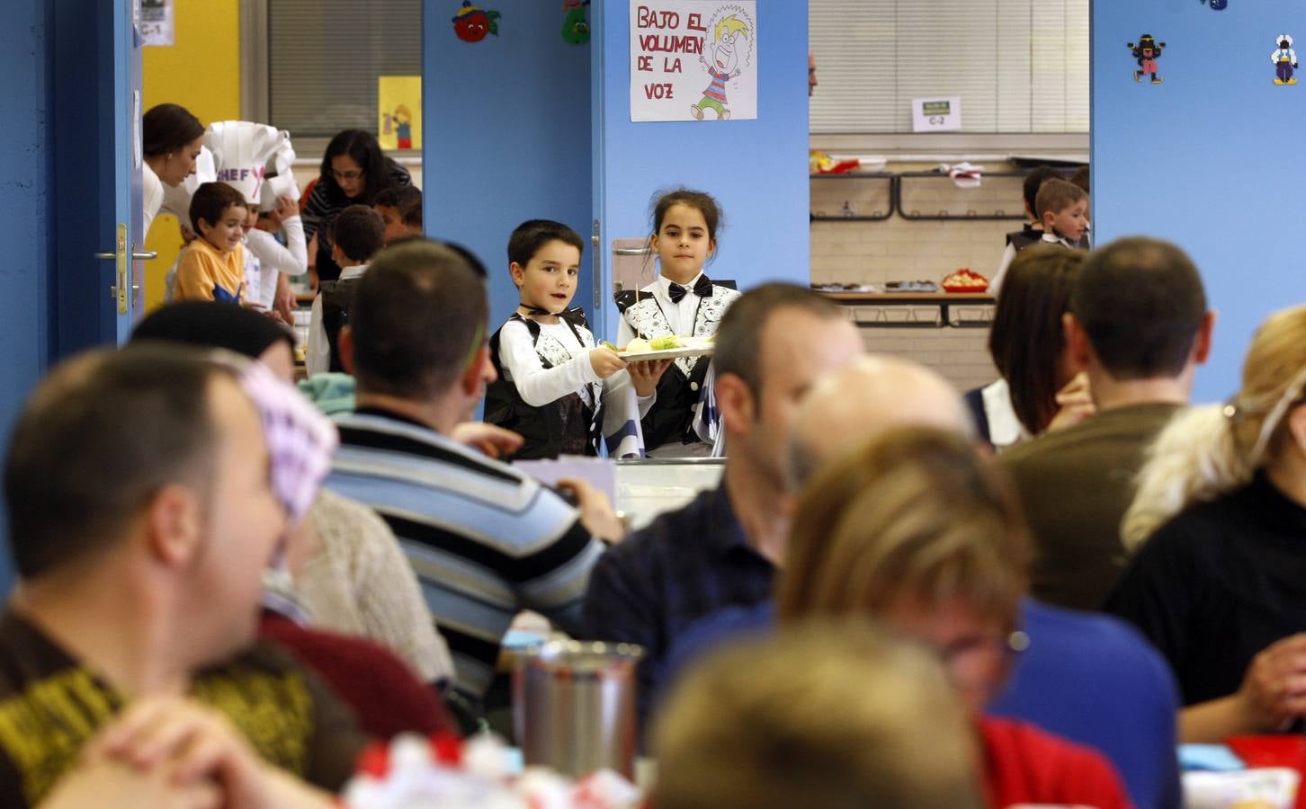 Los niños dan de comer a los padres