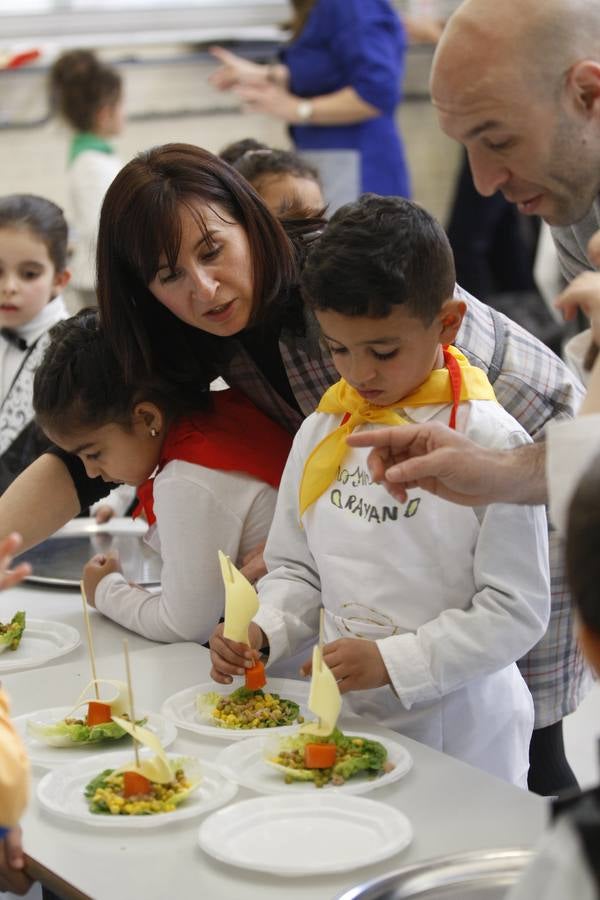 Los niños dan de comer a los padres