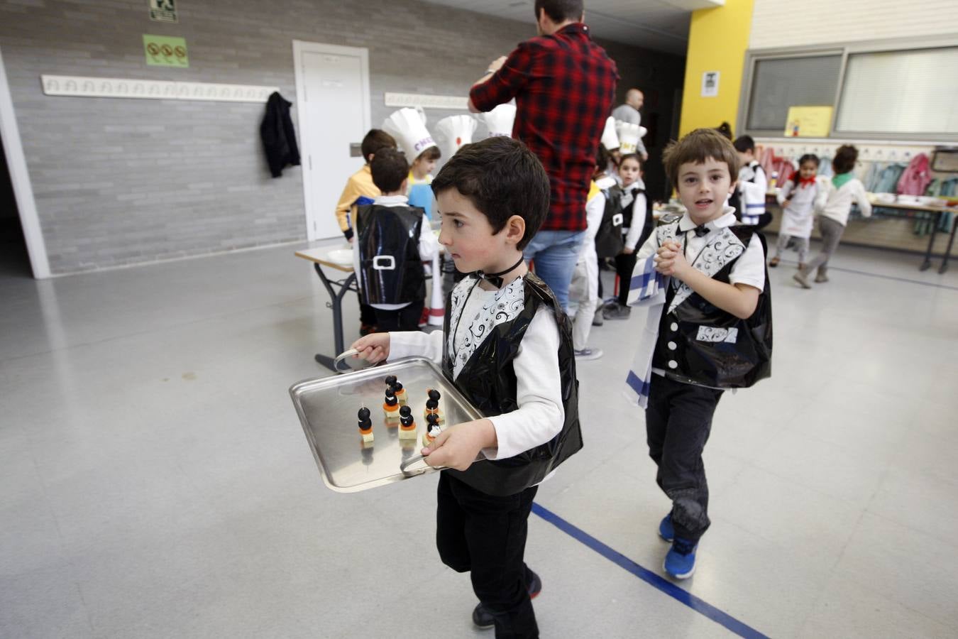 Los niños dan de comer a los padres