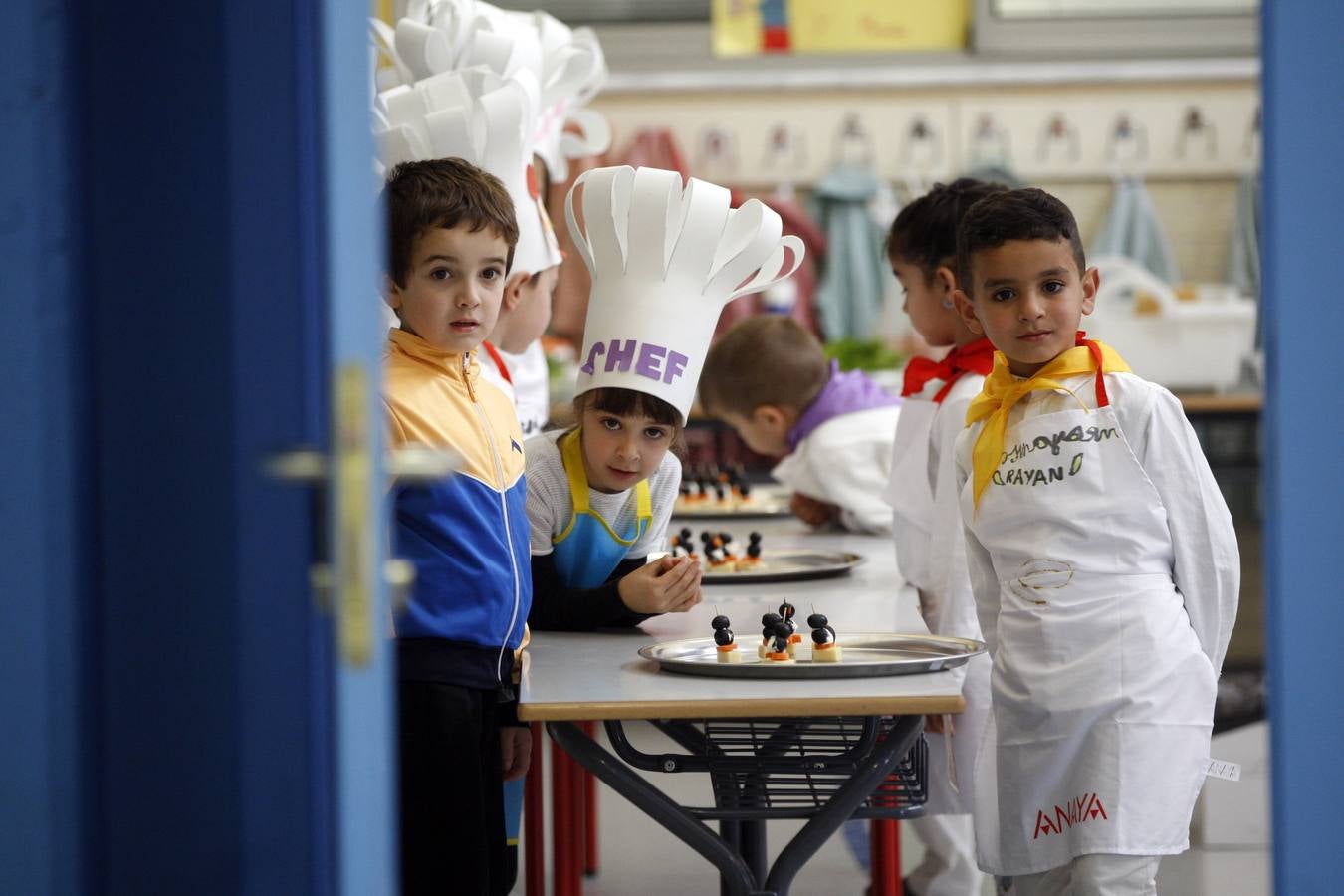 Los niños dan de comer a los padres