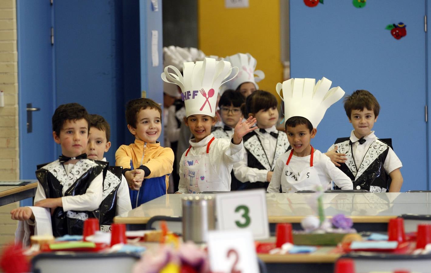 Los niños dan de comer a los padres