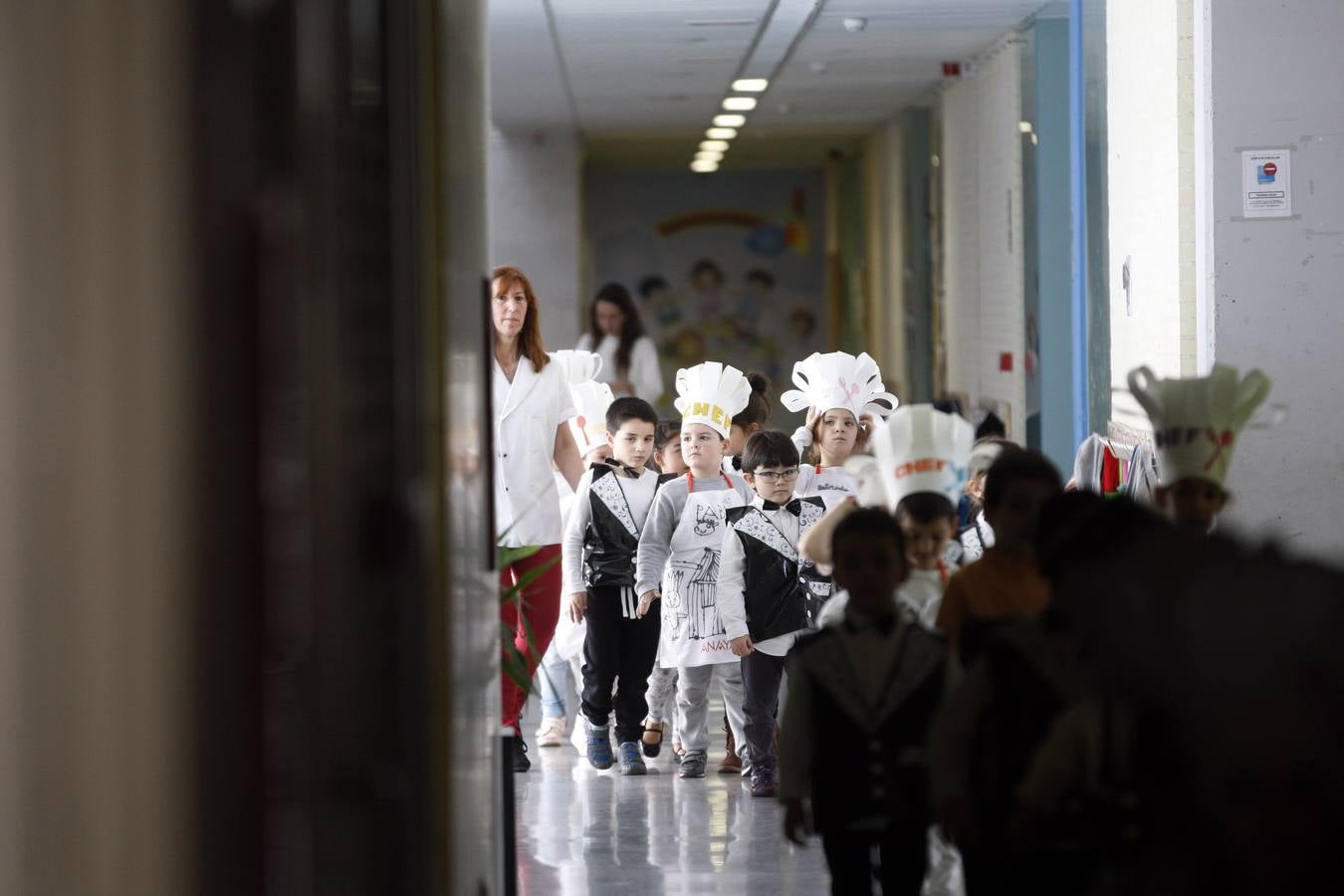 Los niños dan de comer a los padres