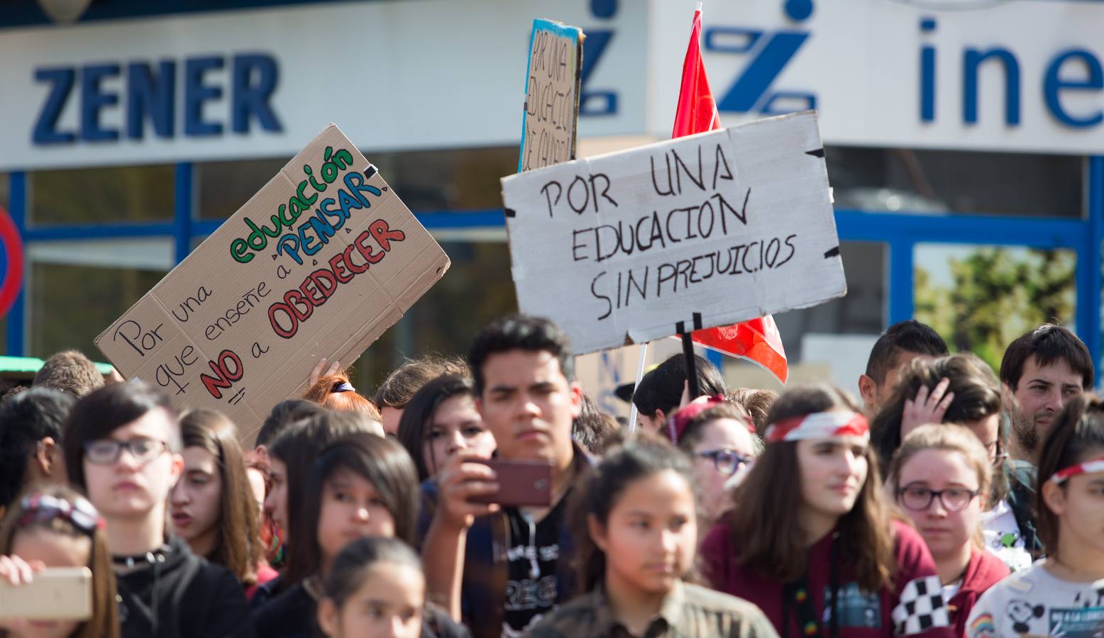 Los estudiantes se manifiestan en Logroño en defensa de la escuela pública