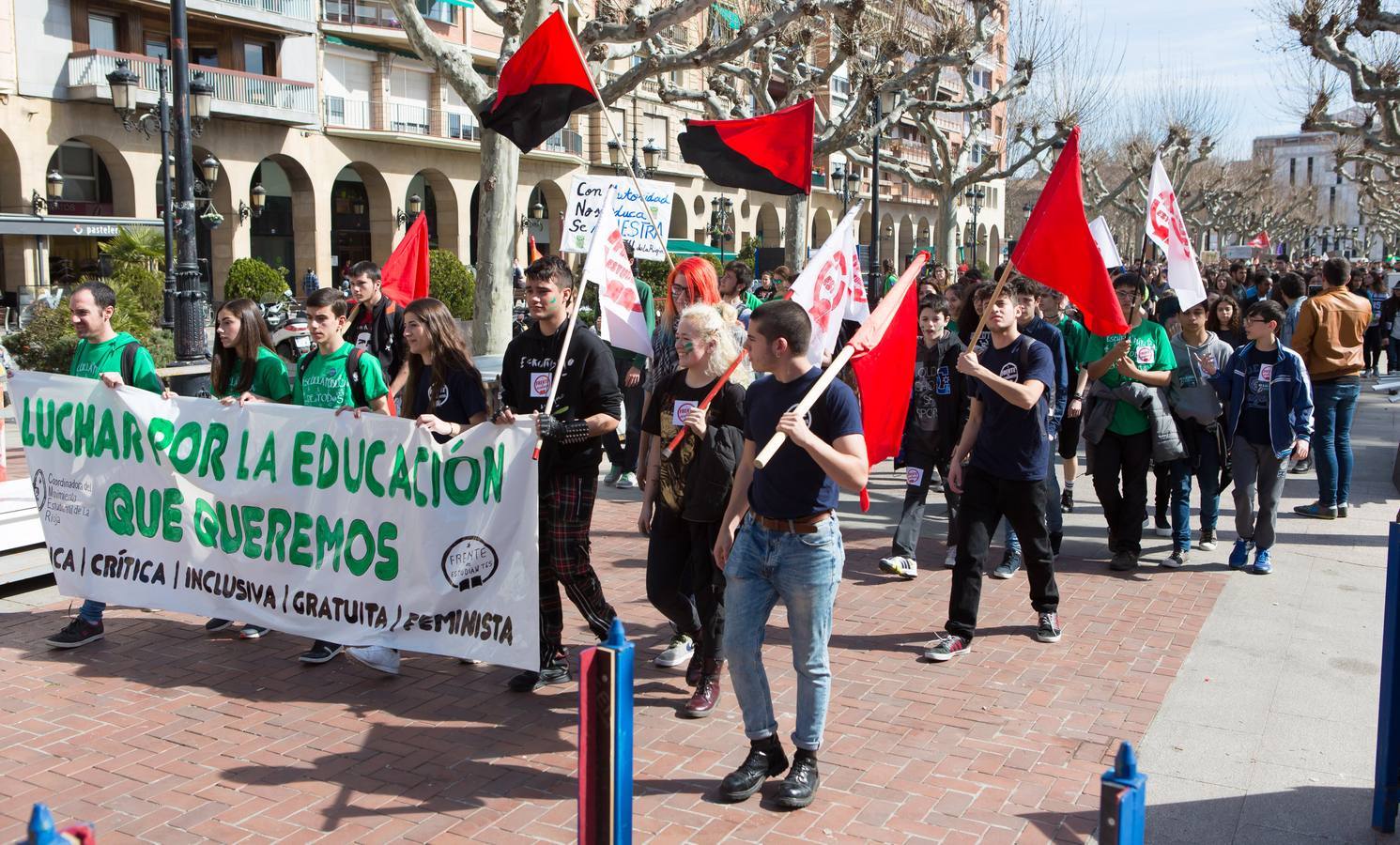 Los estudiantes se manifiestan en Logroño en defensa de la escuela pública