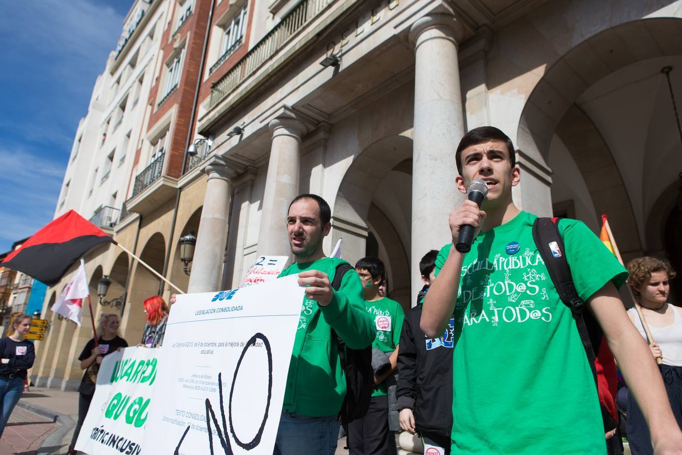 Los estudiantes se manifiestan en Logroño en defensa de la escuela pública