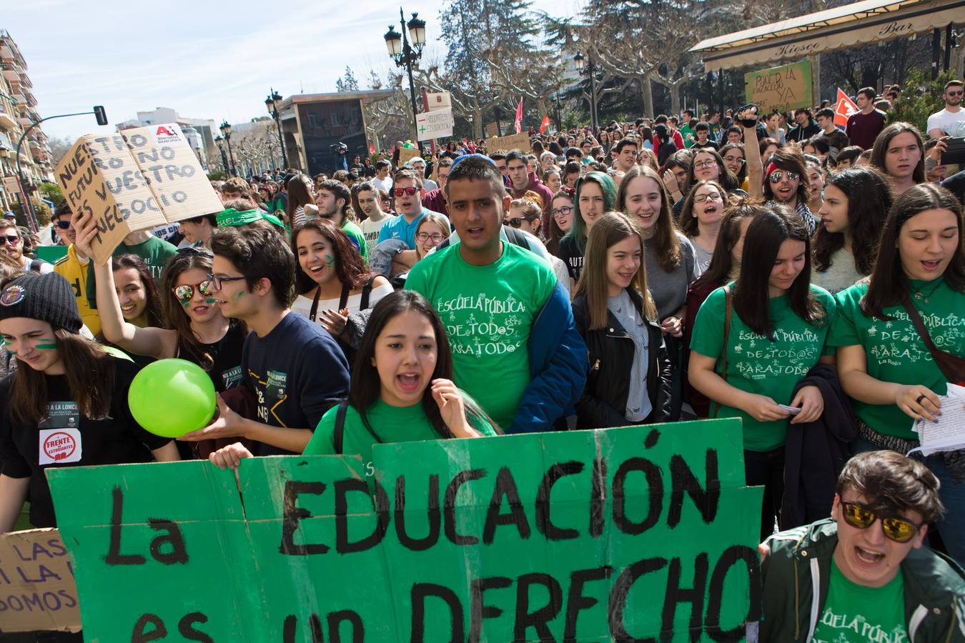 Los estudiantes se manifiestan en Logroño en defensa de la escuela pública
