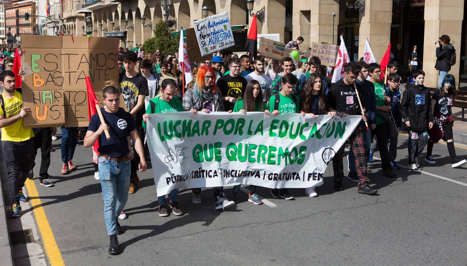 Los estudiantes se manifiestan en Logroño en defensa de la escuela pública