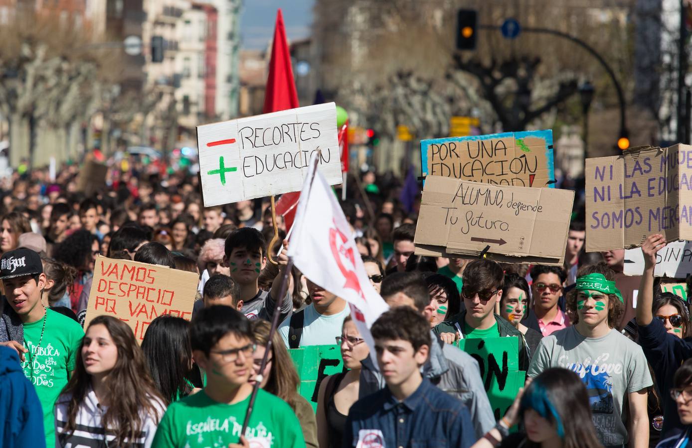Los estudiantes se manifiestan en Logroño en defensa de la escuela pública