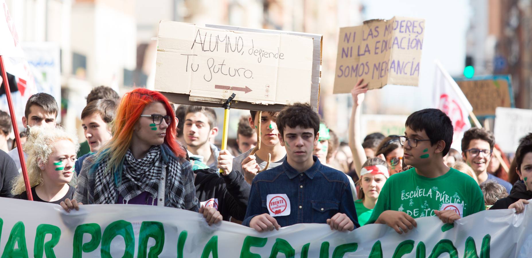 Los estudiantes se manifiestan en Logroño en defensa de la escuela pública