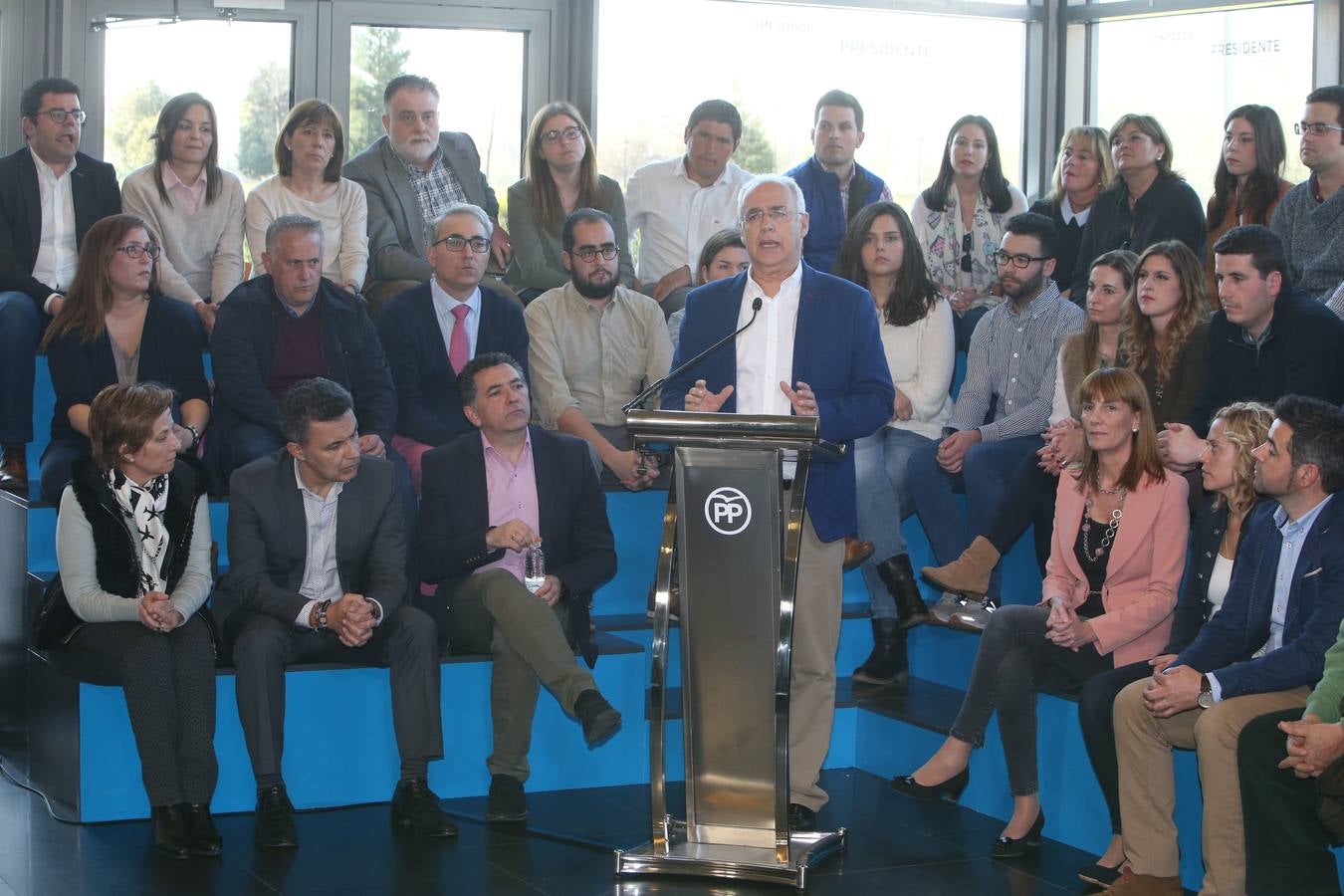 Ceniceros presenta su candidatura