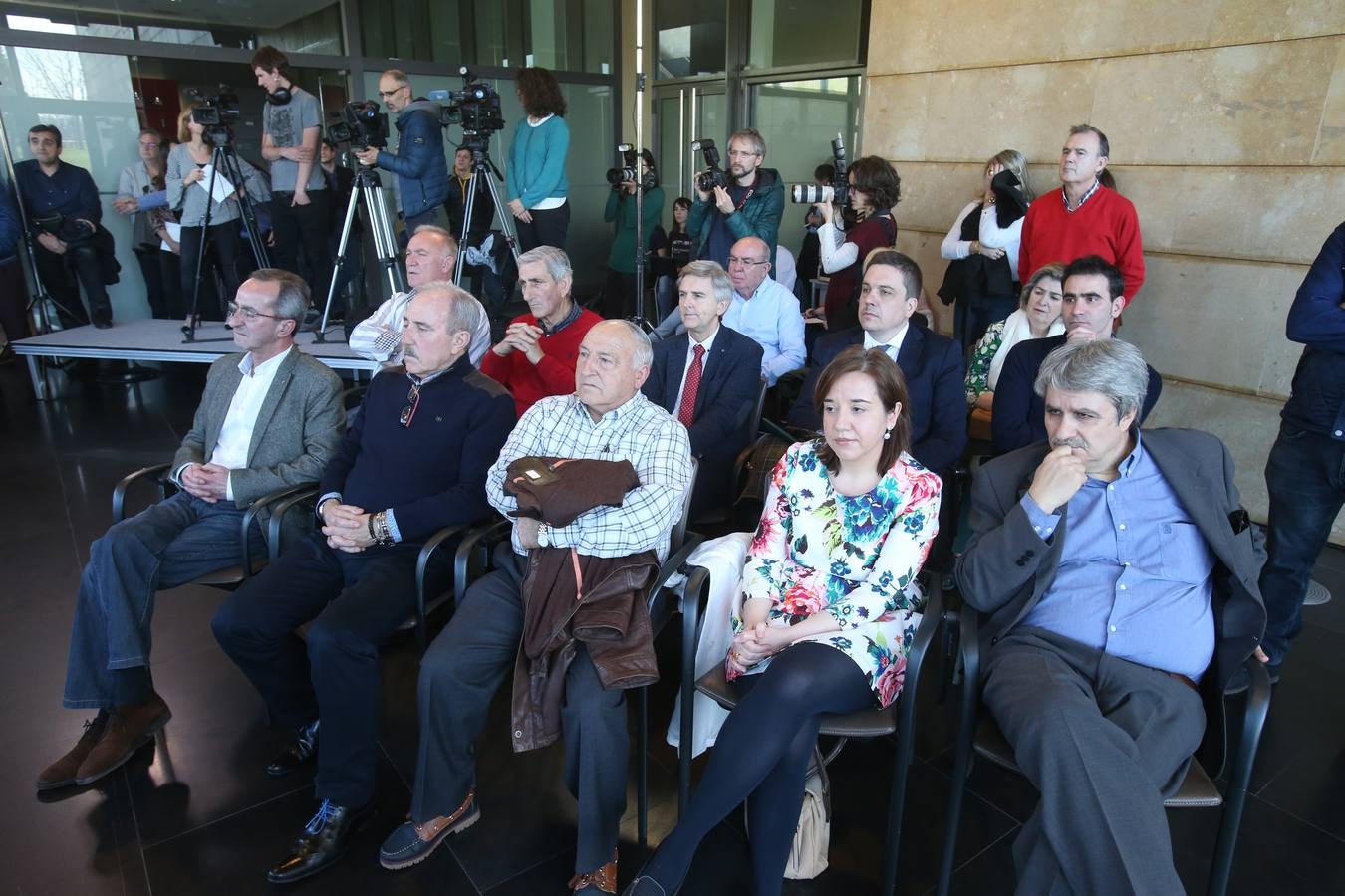 Ceniceros presenta su candidatura