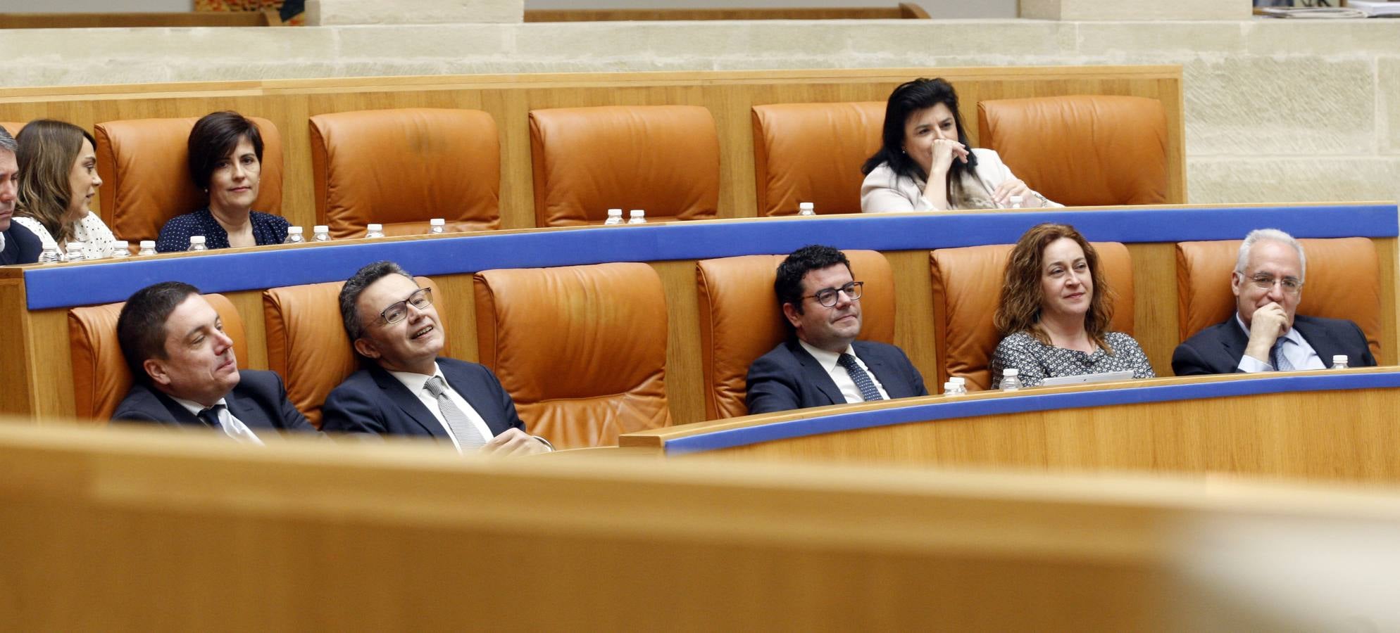 Los gestos y las conversaciones del Pleno del Parlamento riojano