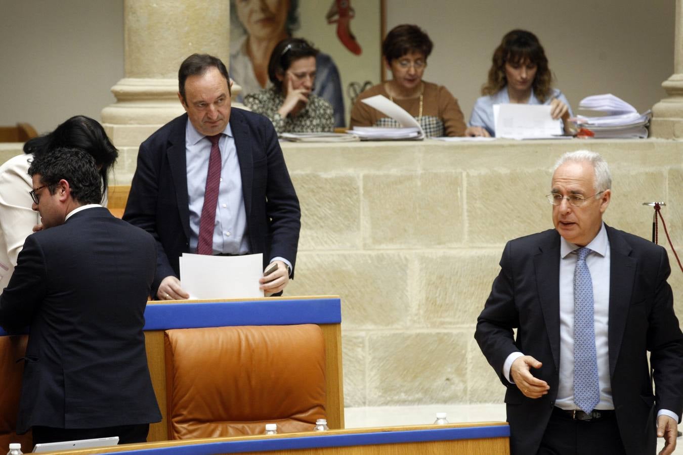 Los gestos y las conversaciones del Pleno del Parlamento riojano