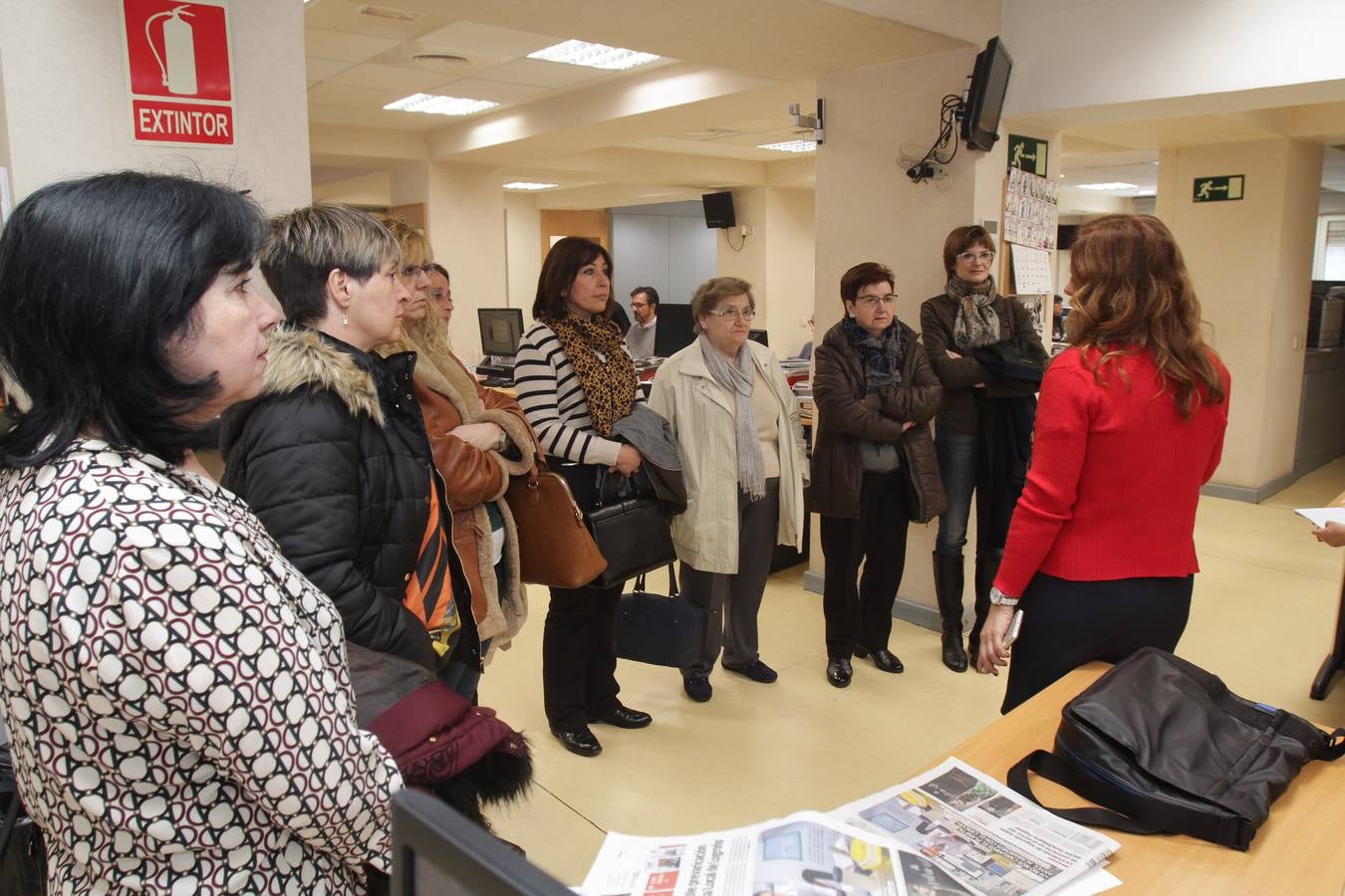 El Club de Lectura de la biblioteca de Albelda de Iregua visita la multimedia de Diario LA RIOJA
