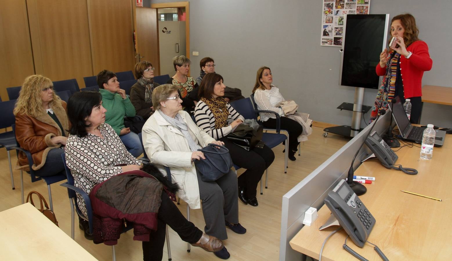 El Club de Lectura de la biblioteca de Albelda de Iregua visita la multimedia de Diario LA RIOJA