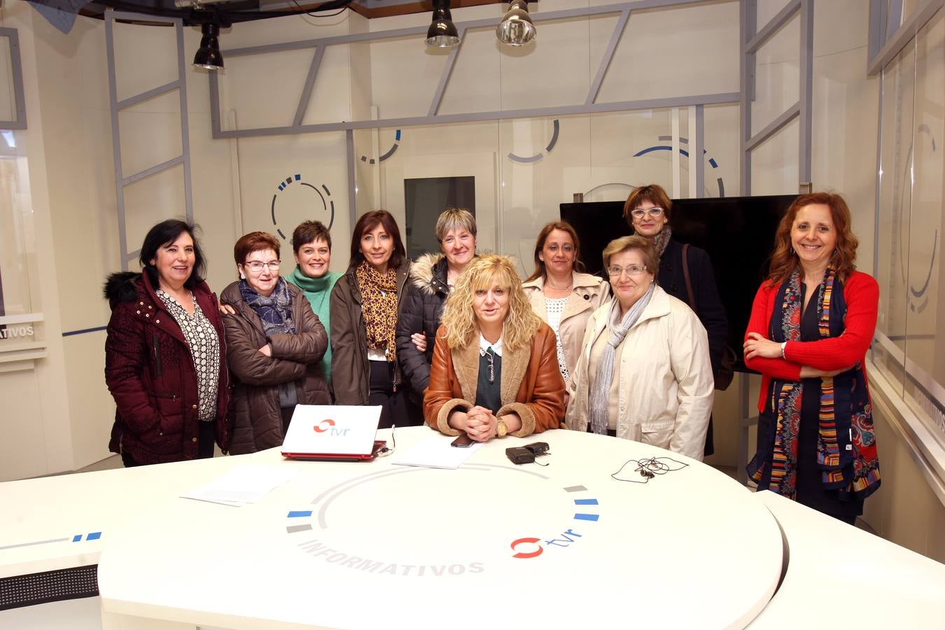 El Club de Lectura de la biblioteca de Albelda de Iregua visita la multimedia de Diario LA RIOJA