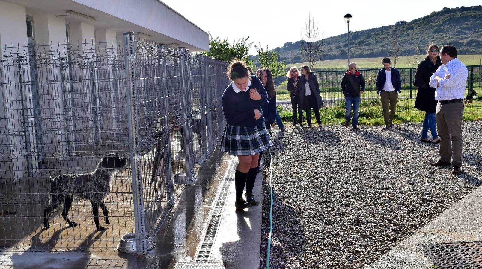 Cincuenta alumnas de Alcaste visitan el Centro de Acogida de Animales Logroño