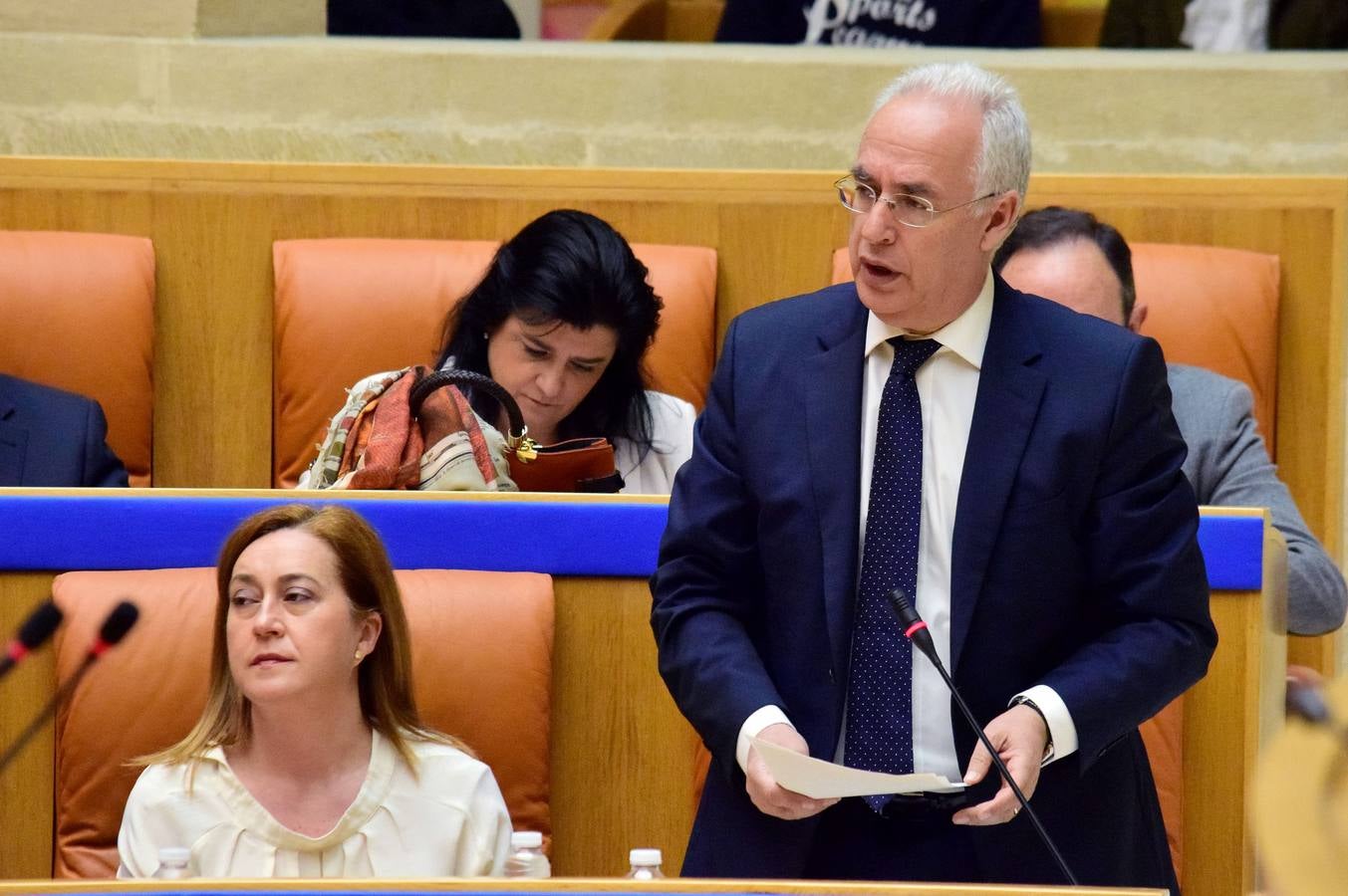 Taurinos, gestos y conversaciones en el pleno del Parlamento riojano