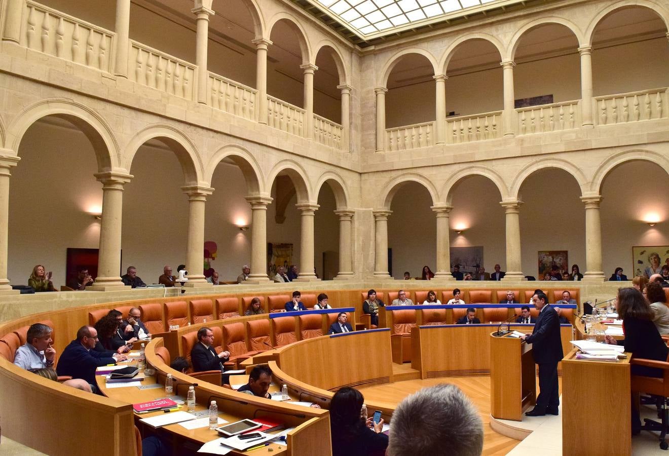 Taurinos, gestos y conversaciones en el pleno del Parlamento riojano