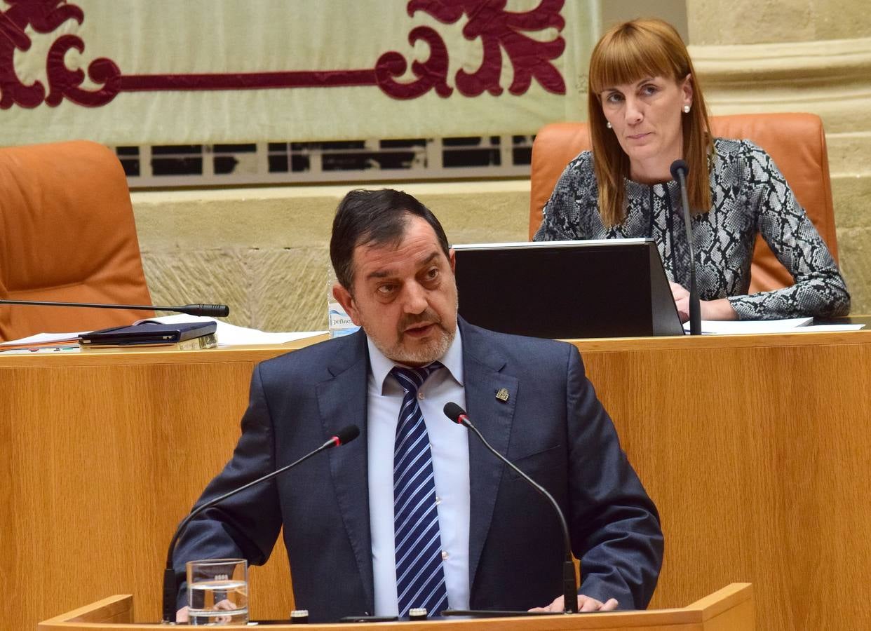 Taurinos, gestos y conversaciones en el pleno del Parlamento riojano