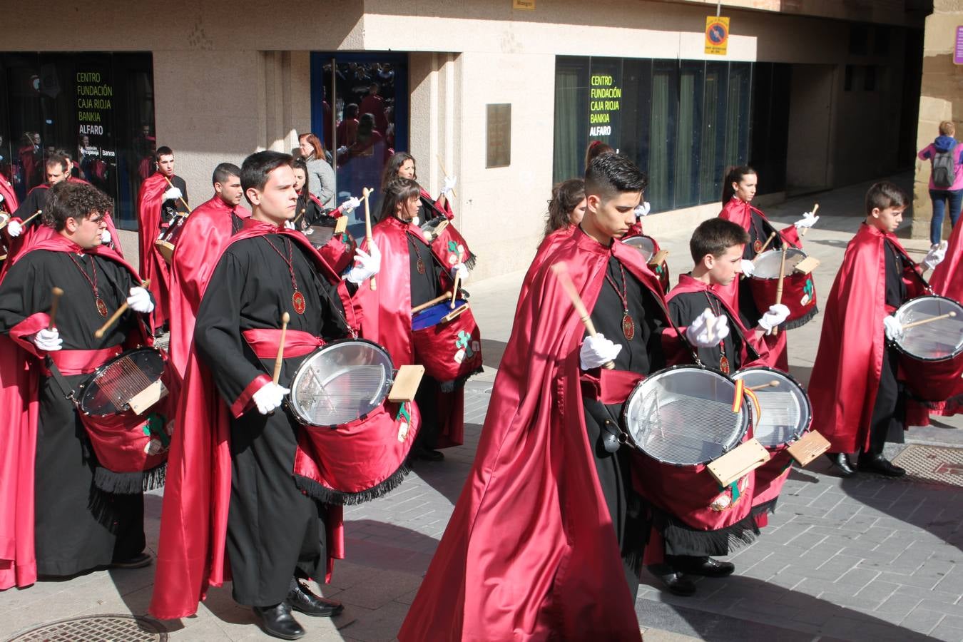 Los bombos atraen la Semana Santa en Arnedo