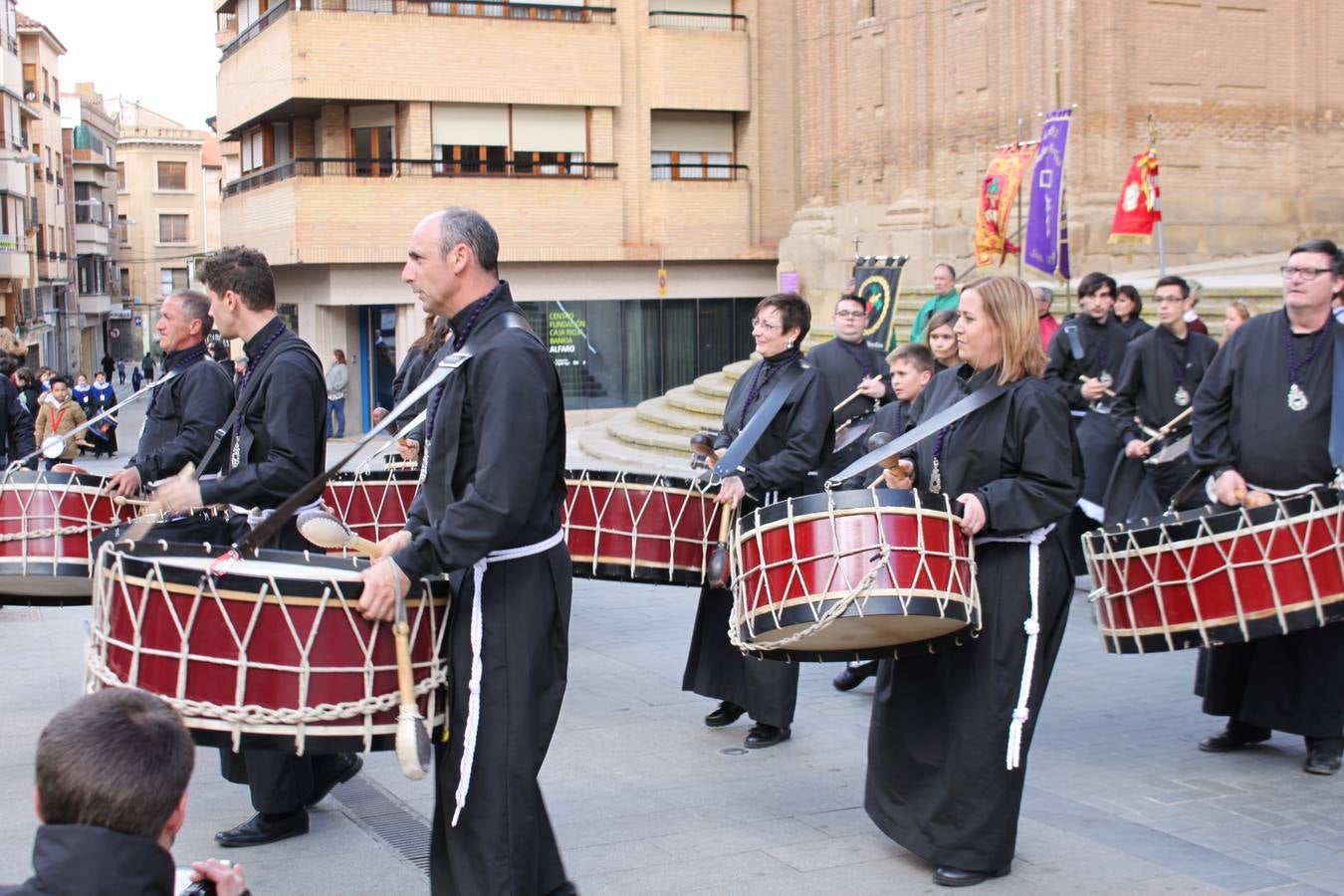 Los bombos atraen la Semana Santa en Arnedo