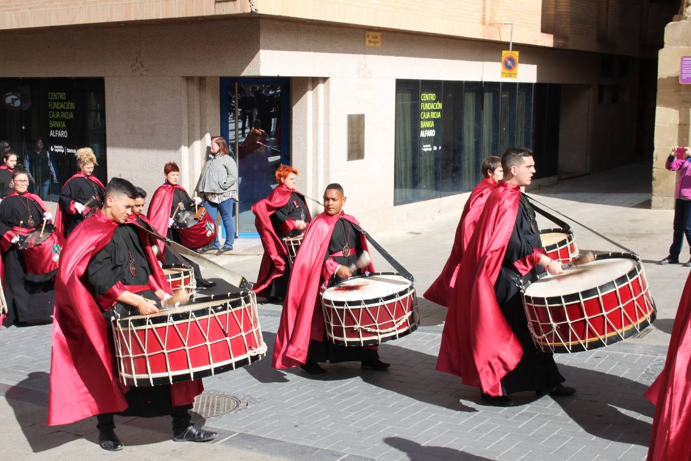 Los bombos atraen la Semana Santa en Arnedo