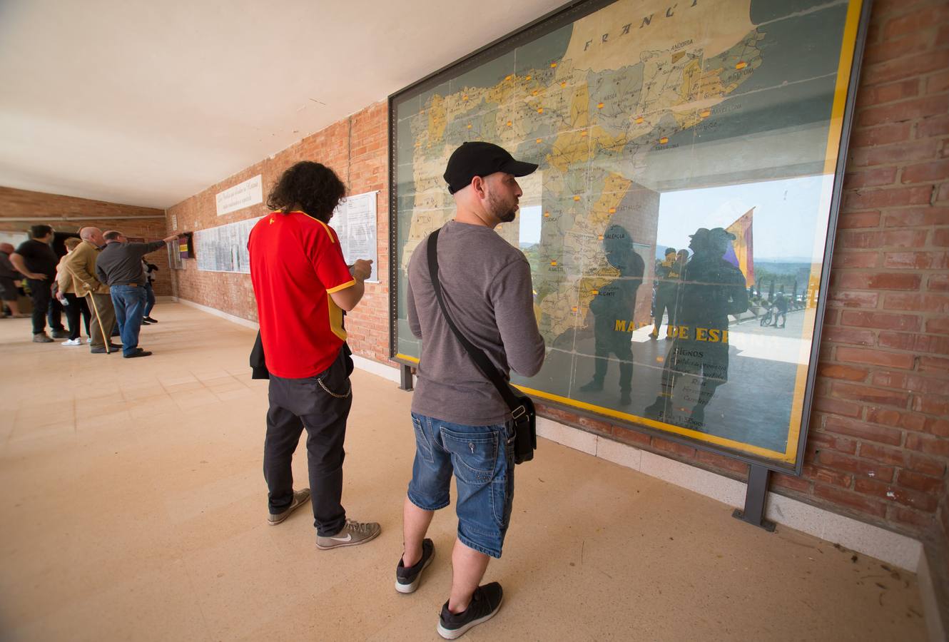 Día de la República en el cementerio civil de la Barranca