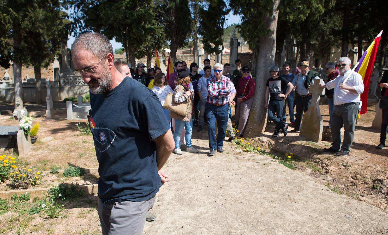 IU y el PCE celebran el día de la República en el cementerio de Fuenmayor