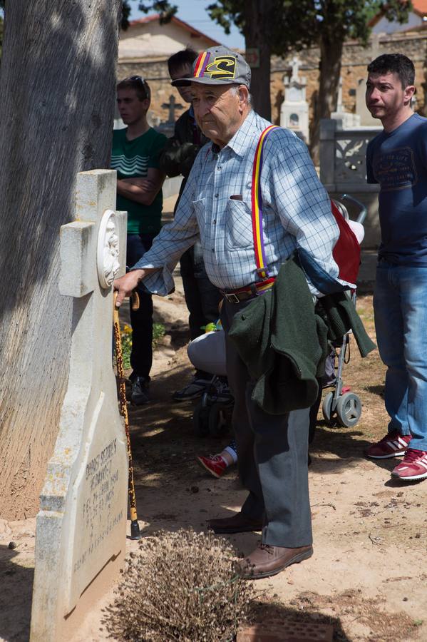 IU y el PCE celebran el día de la República en el cementerio de Fuenmayor