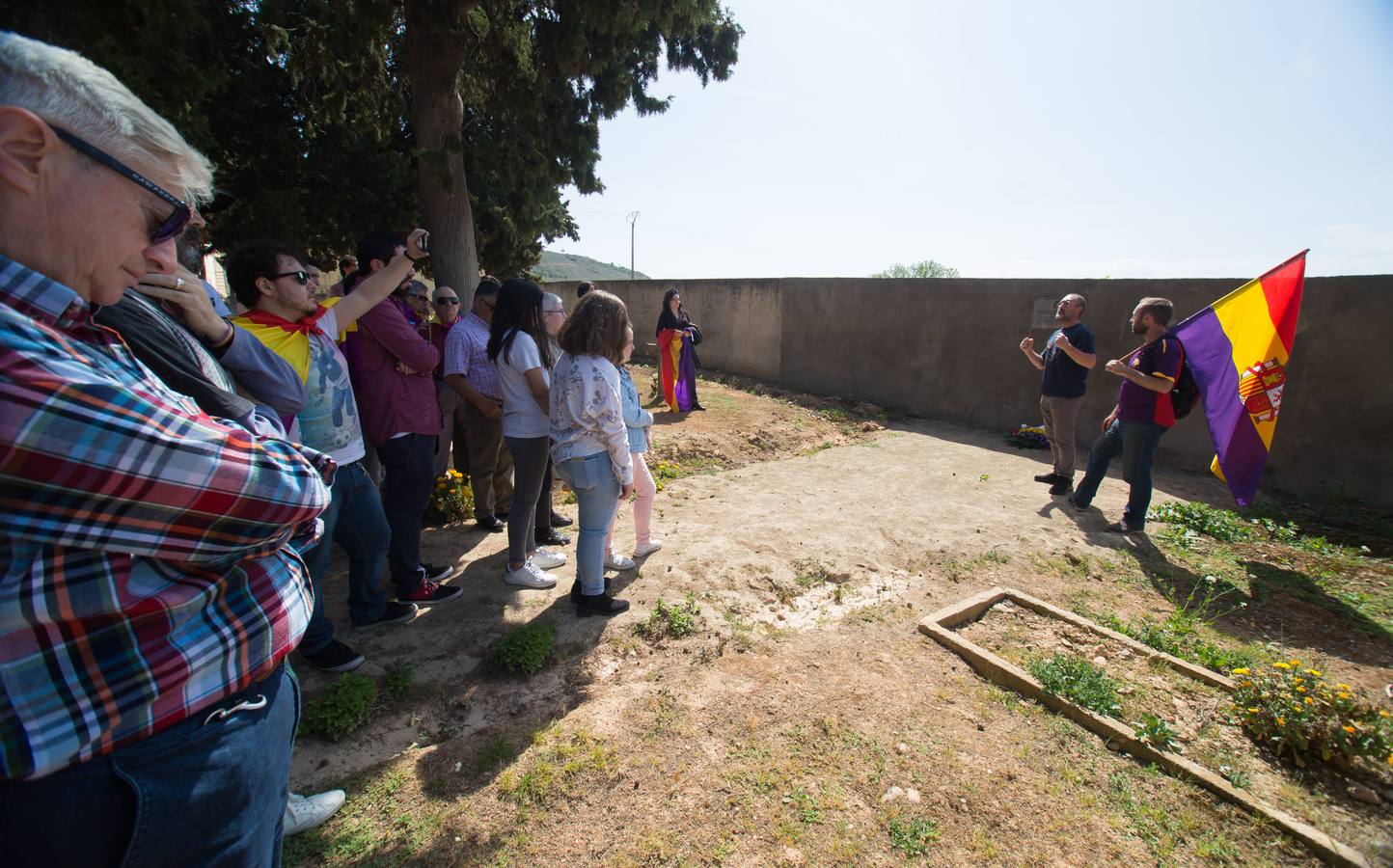 IU y el PCE celebran el día de la República en el cementerio de Fuenmayor