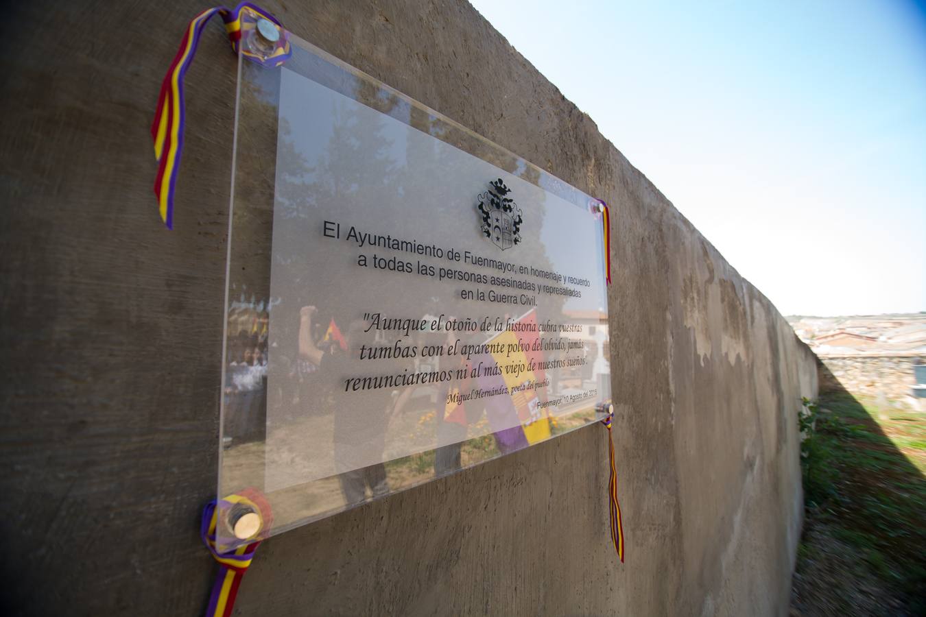 IU y el PCE celebran el día de la República en el cementerio de Fuenmayor