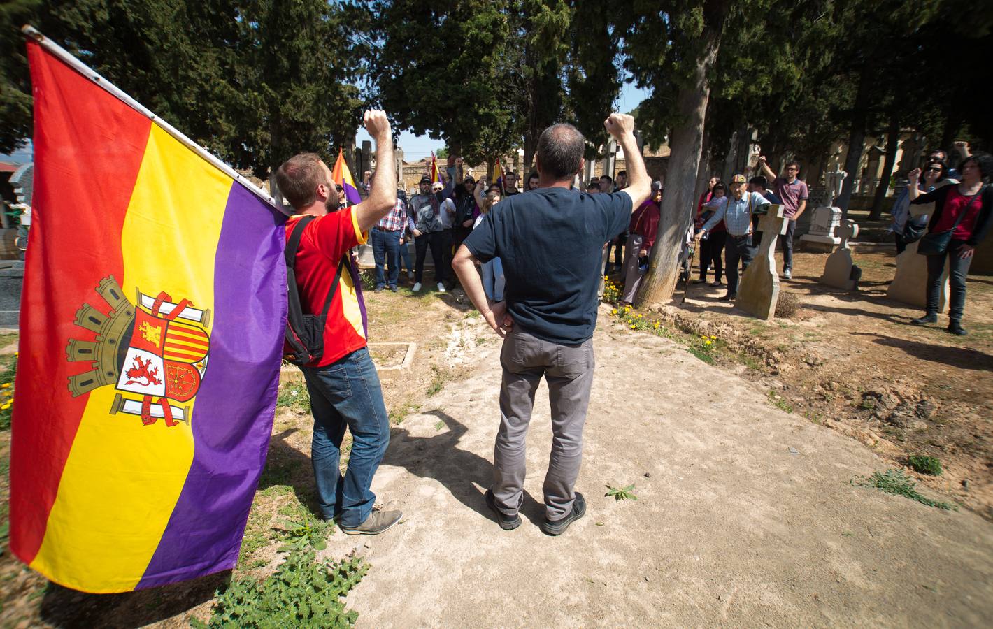 IU y el PCE celebran el día de la República en el cementerio de Fuenmayor