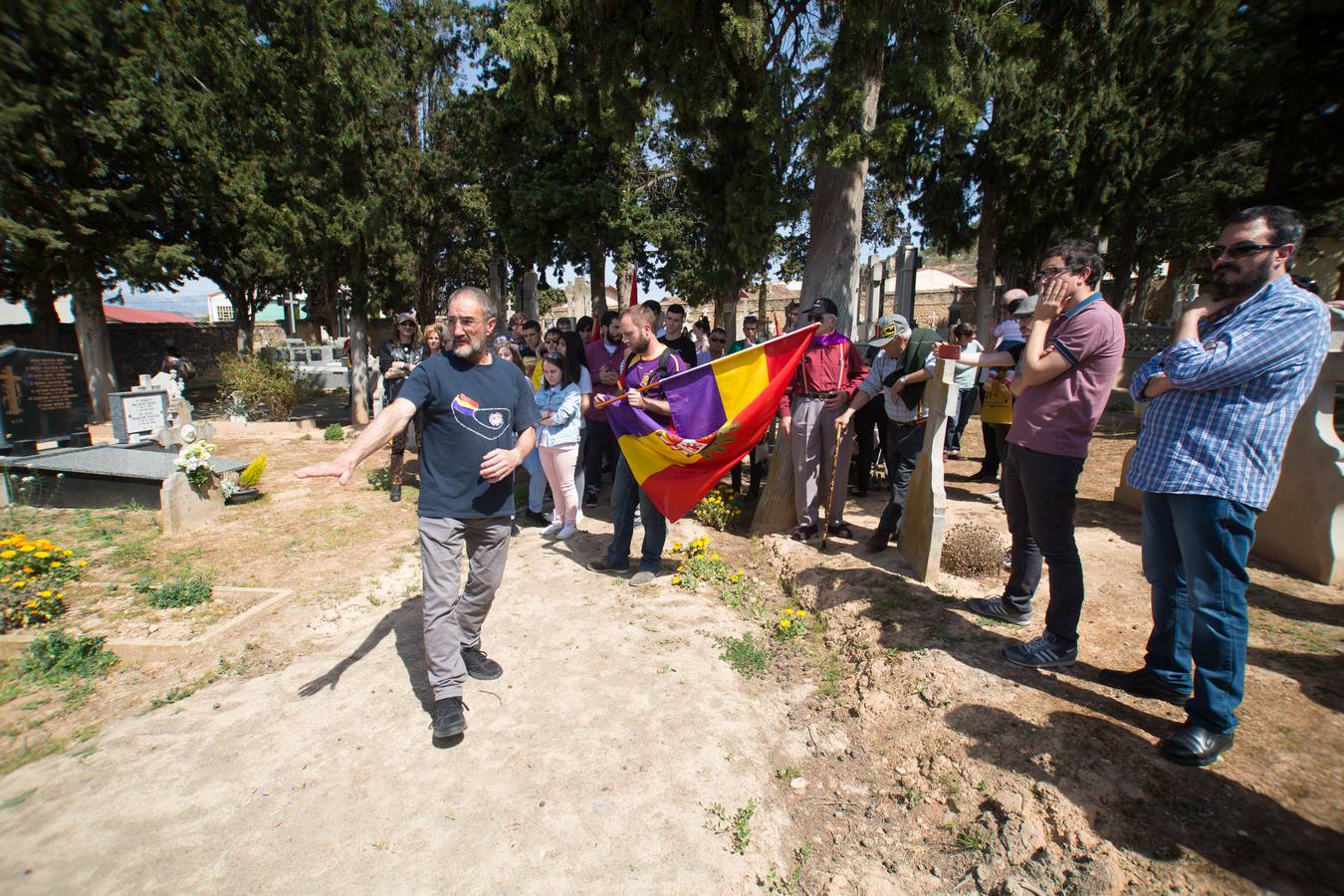 IU y el PCE celebran el día de la República en el cementerio de Fuenmayor