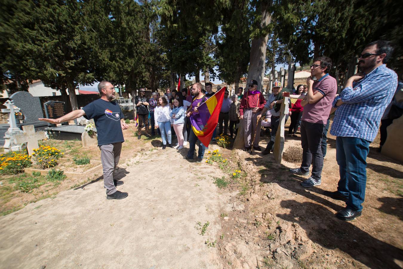 IU y el PCE celebran el día de la República en el cementerio de Fuenmayor