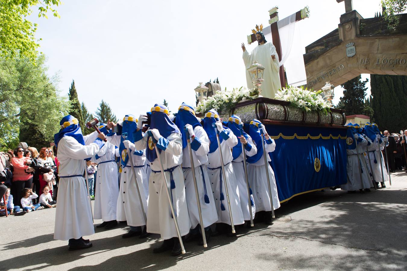 El paso del ‘Santo Cristo resucitado&#039; cierra la Semana Santa (I)