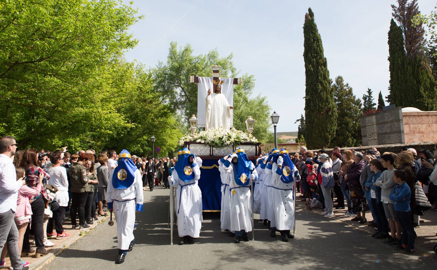 El paso del ‘Santo Cristo resucitado&#039; cierra la Semana Santa (I)