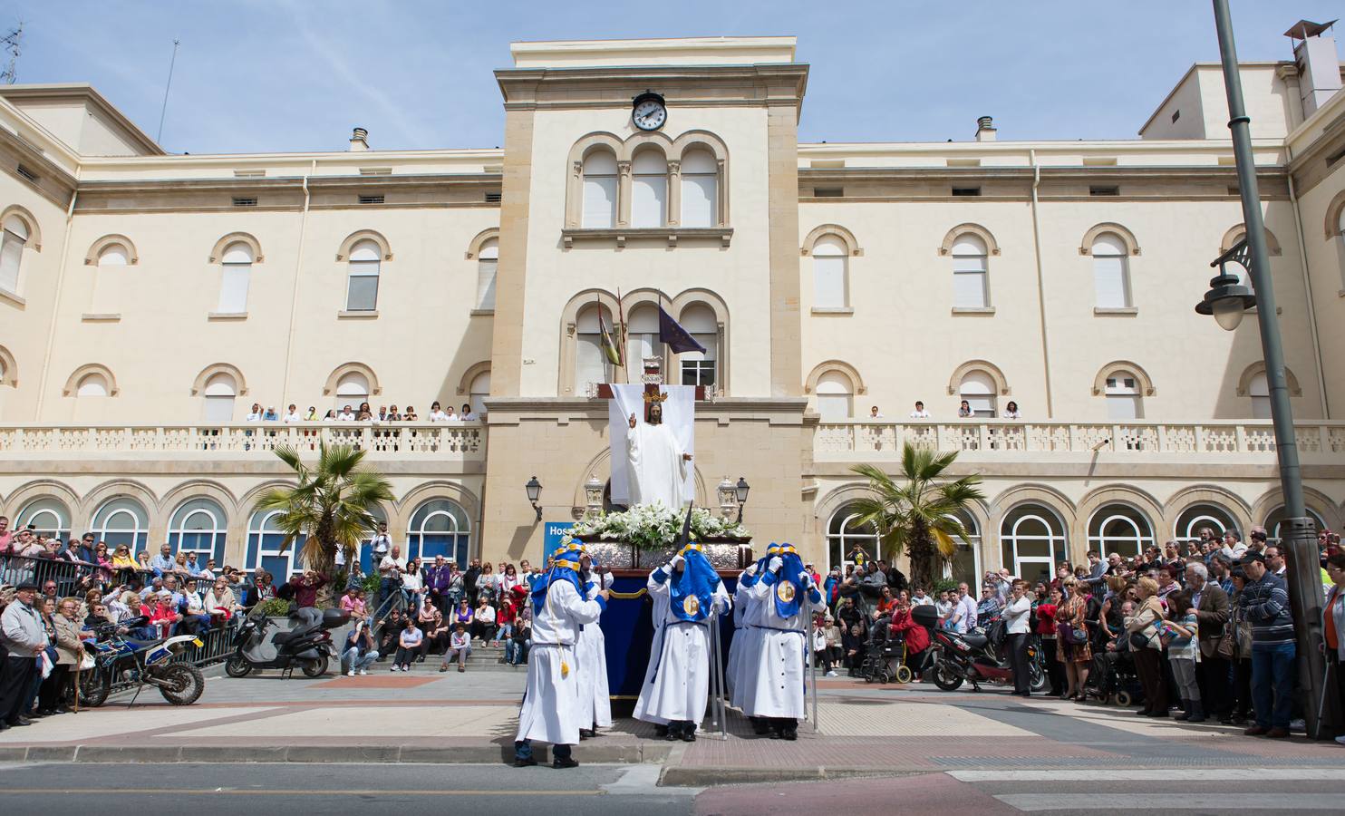 El paso del ‘Santo Cristo resucitado&#039; cierra la Semana Santa (II)