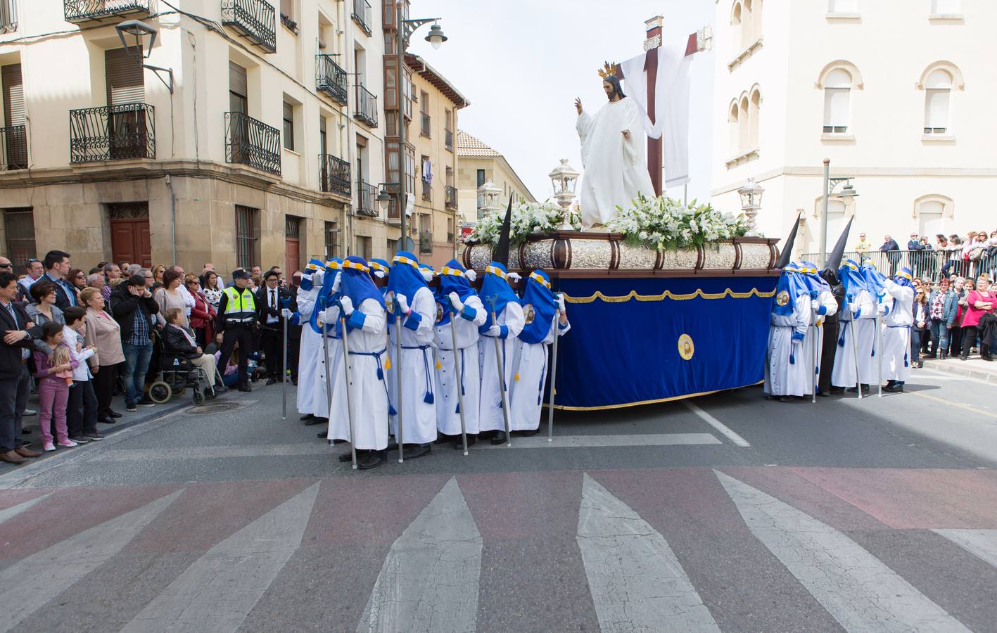 El paso del ‘Santo Cristo resucitado&#039; cierra la Semana Santa (II)